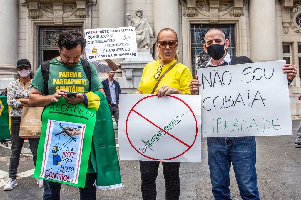 Cerca de 200 pessoas protestam contra a vacinação em Porto Alegre, em outubro do ano passado.