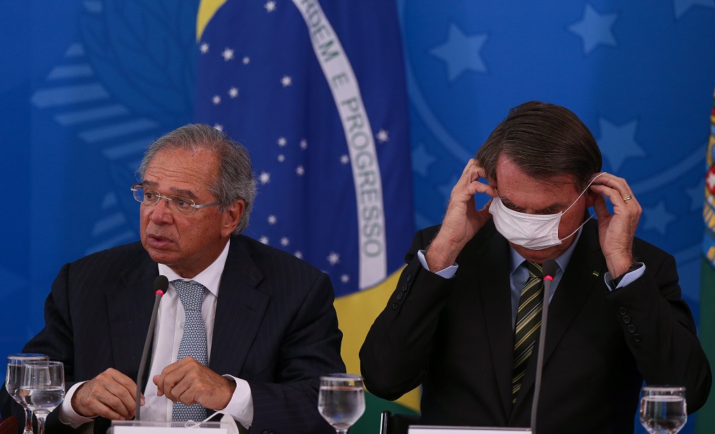 Jair Bolsonaro e Paulo Guedes falam a jornalistas sobre as medidas para conter a pandemia da Covid-19, em março de 2020, em Brasília.
