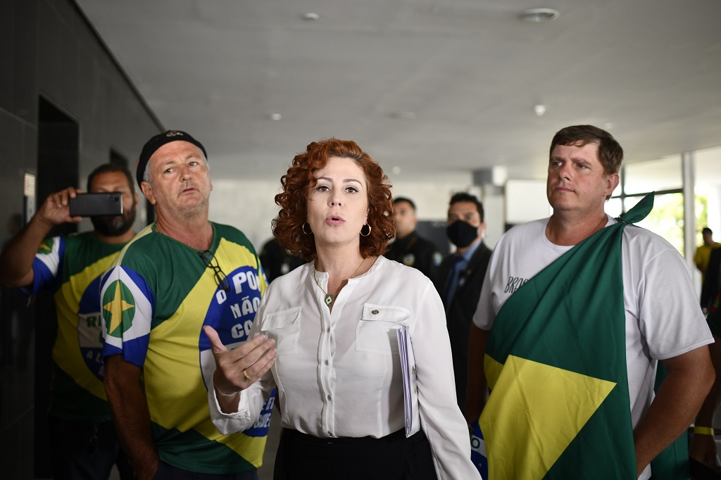 Aliada de Bolsonaro quer suspender vacinação infantil no Brasil