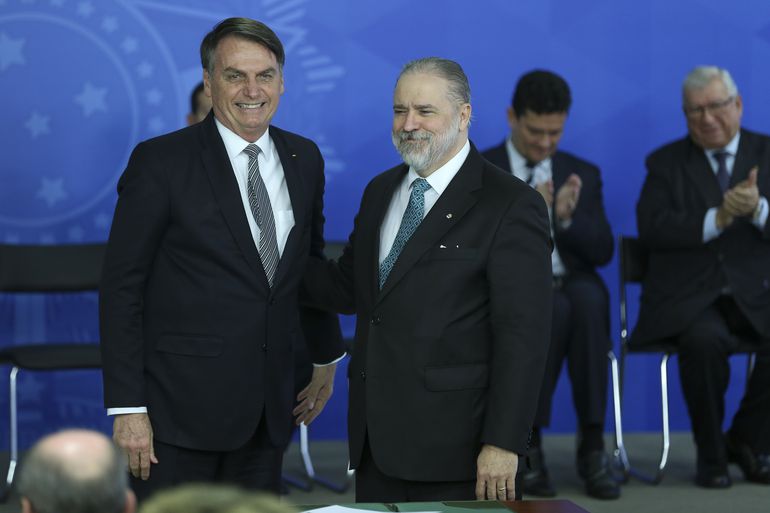 Transparência Internacional quer que Aras se afaste de Bolsonaro