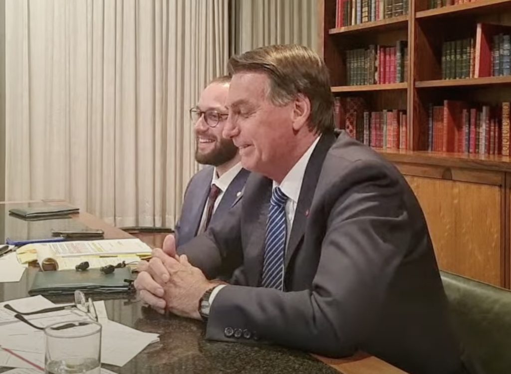 PF: Bolsonaro cometeu crime em live sobre urnas