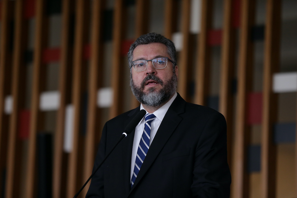 Bolsonaro retira Ernesto Araújo das negociações com a China