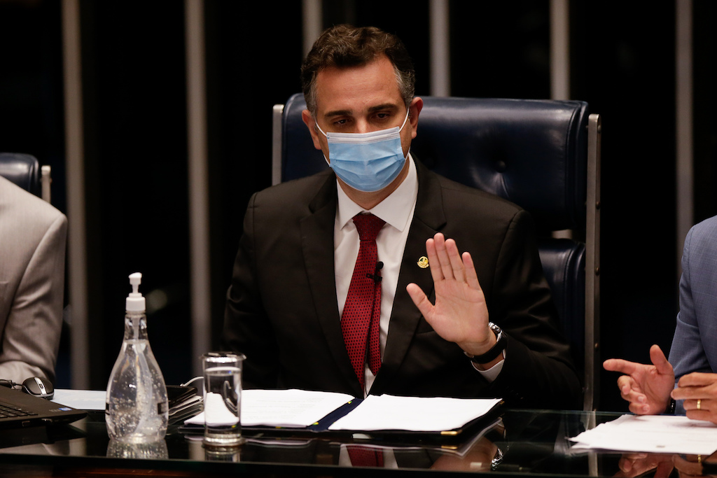 Pacheco se alinha a Guedes sobre redução dos combustíveis