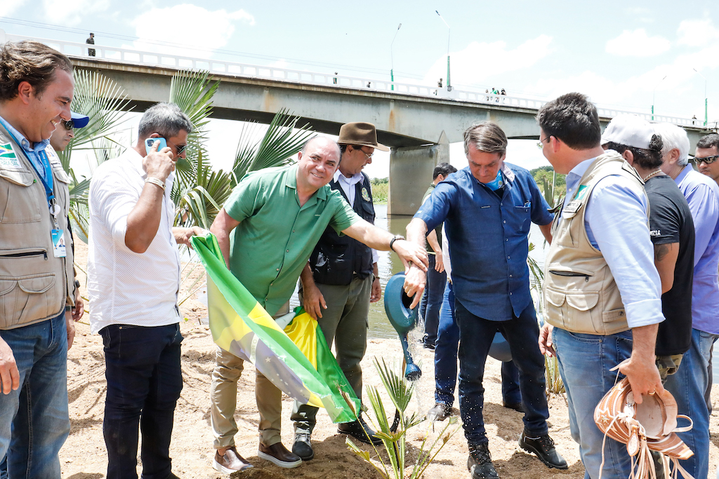 Bolsonaro inaugura água da chuva e diz que é do Rio São Francisco