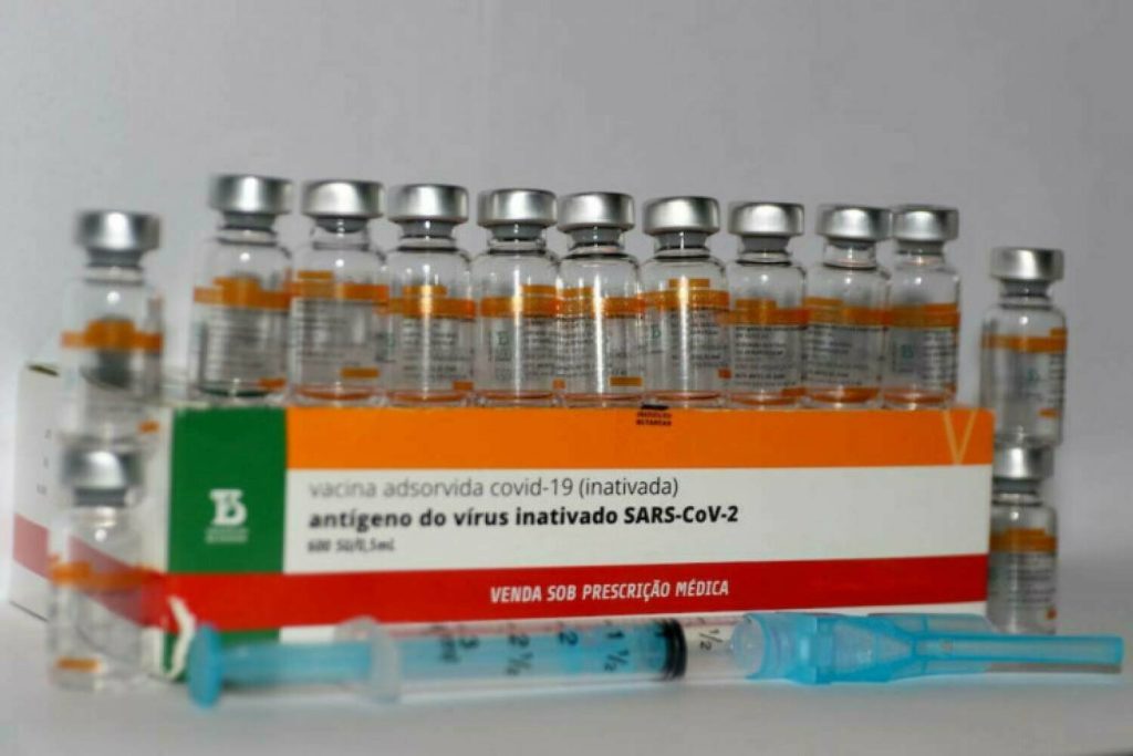Coronavírus: Sociedade de Infectologia questiona aplicação de quarta dose