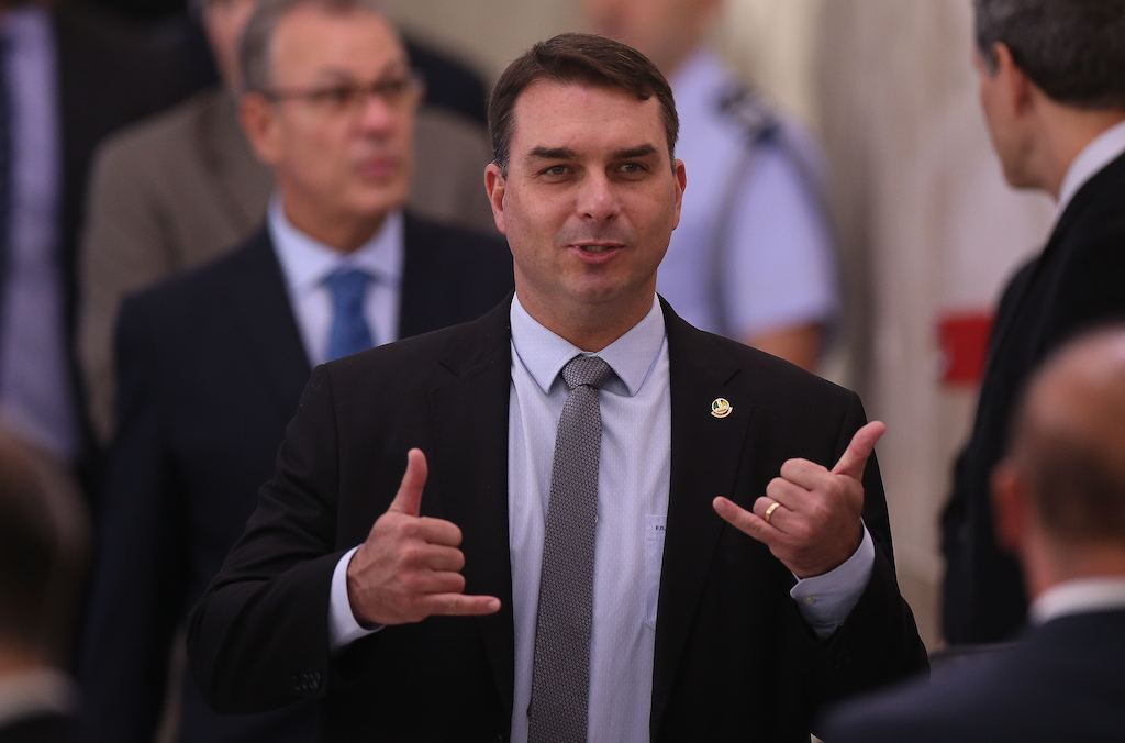 Rachadinhas: Flávio Bolsonaro a salvo até 2022