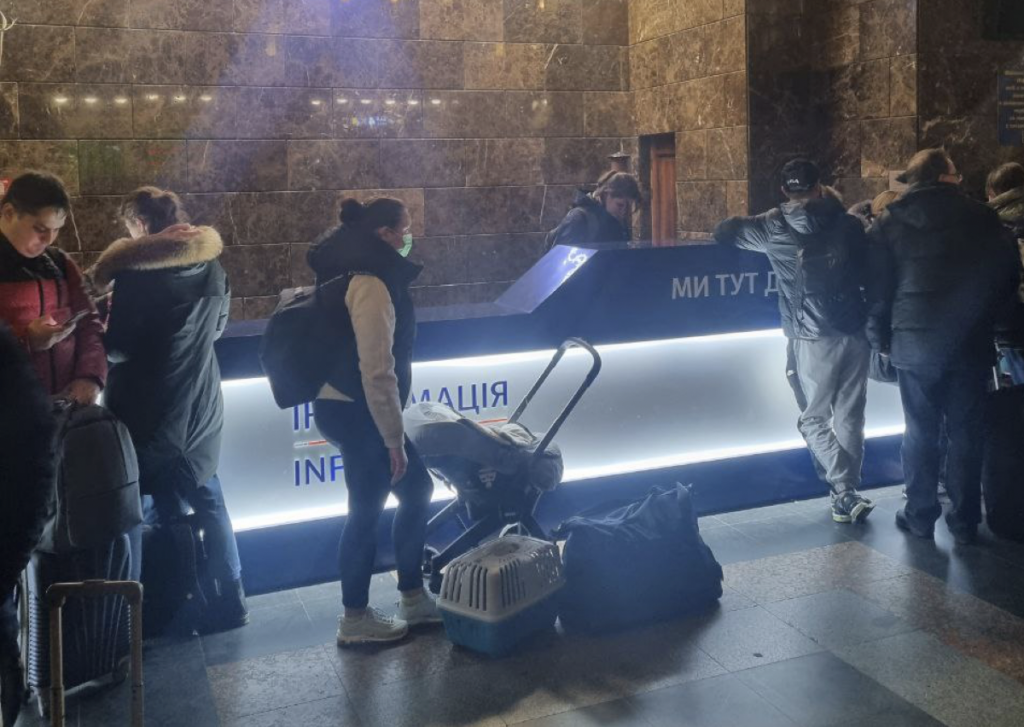 Representante da embaixada do Brasil em Kiev chega à estação de trem