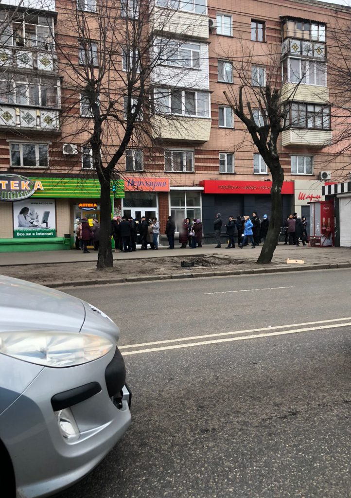 Russos correm aos bancos após novas sanções