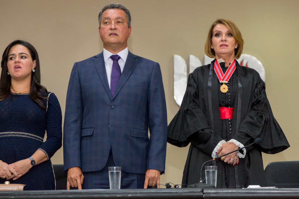 Ex-Procuradora da Bahia diz que governo sabia de risco na compra de respiradores