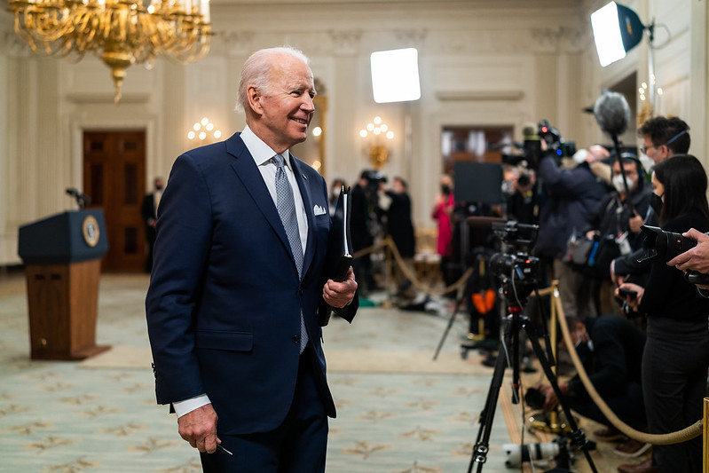 Biden diz que vai proibir importação de petróleo e gás da Rússia