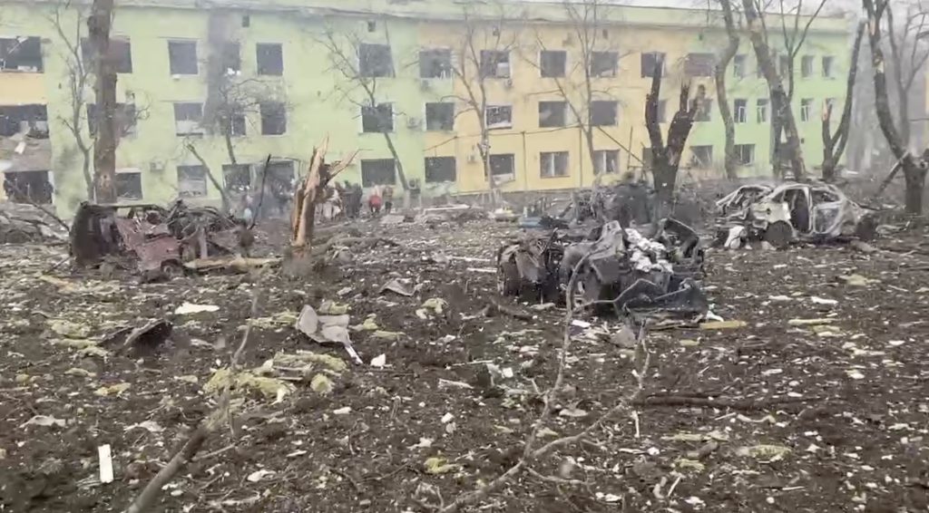 Maternidade é bombardeada na Ucrânia e governo culpa exército da Rússia