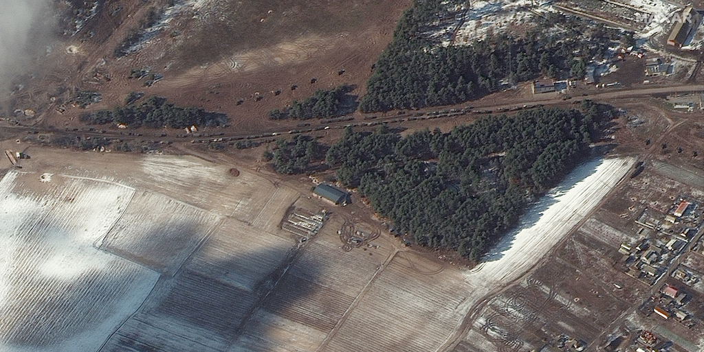 Comboio da Rússia em trânsito no sudoeste da cidade de Berestyanka, em 9 de março.