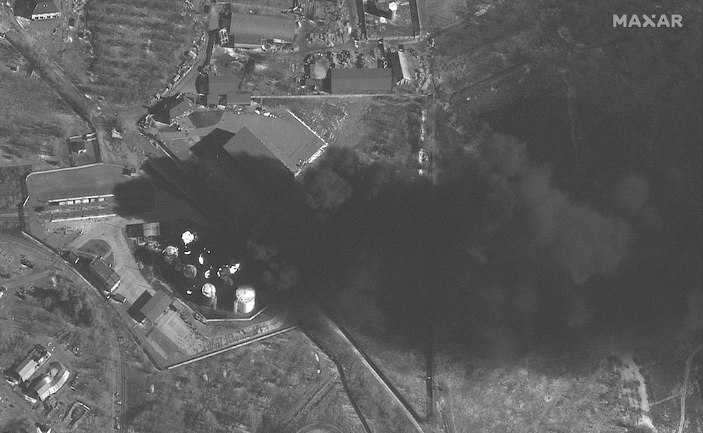 Depósito pega fogo nos arredores do aeroporto de Antonov, na região de Gostomel, em 10 março.