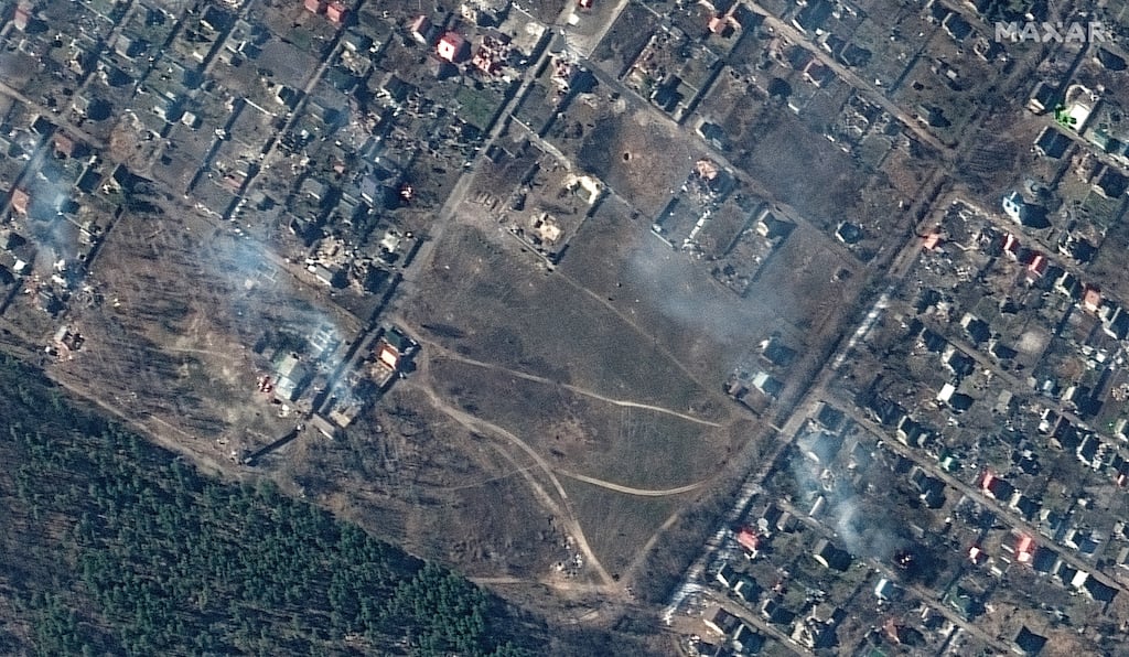 Casas em chamas no distrito residencial de Moschun, prómimo a Kiev, nesta sexta-feira (11).