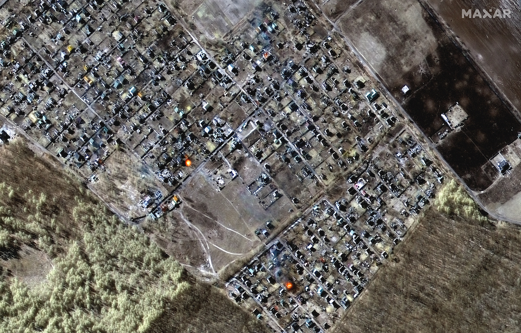 Bombardeios no distrito residencial de Moschun, prómimo a Kiev, nesta sexta-feira (11).