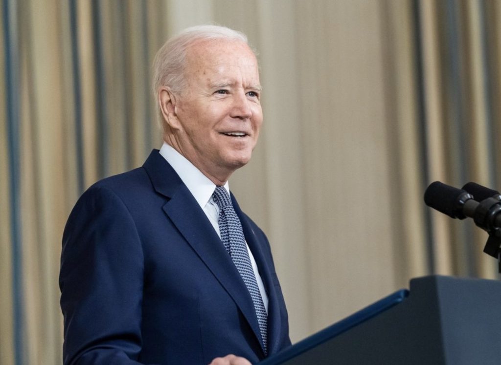 Biden pede que petrolíferas baixem preço dos combustíveis