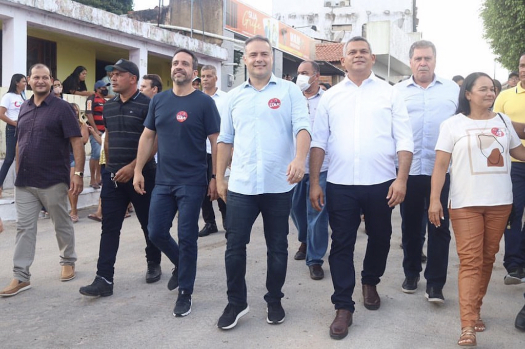 Paulo Dantas (à esq.) e Renan Filho fazem corpo a corpo em Feira Grandes, Alagoas