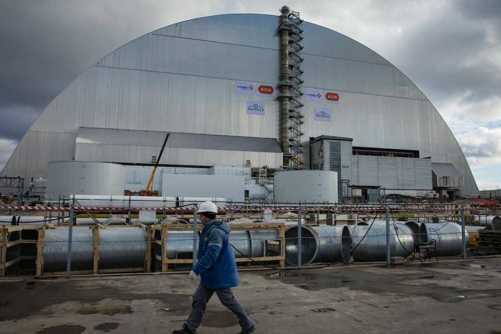 Bombardeios na Ucrânia colocam em risco funcionários de Chernobyl