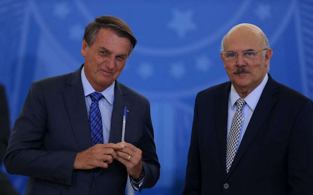 Bolsonaro resiste à pressão de religiosos e diz que confia em Ribeiro