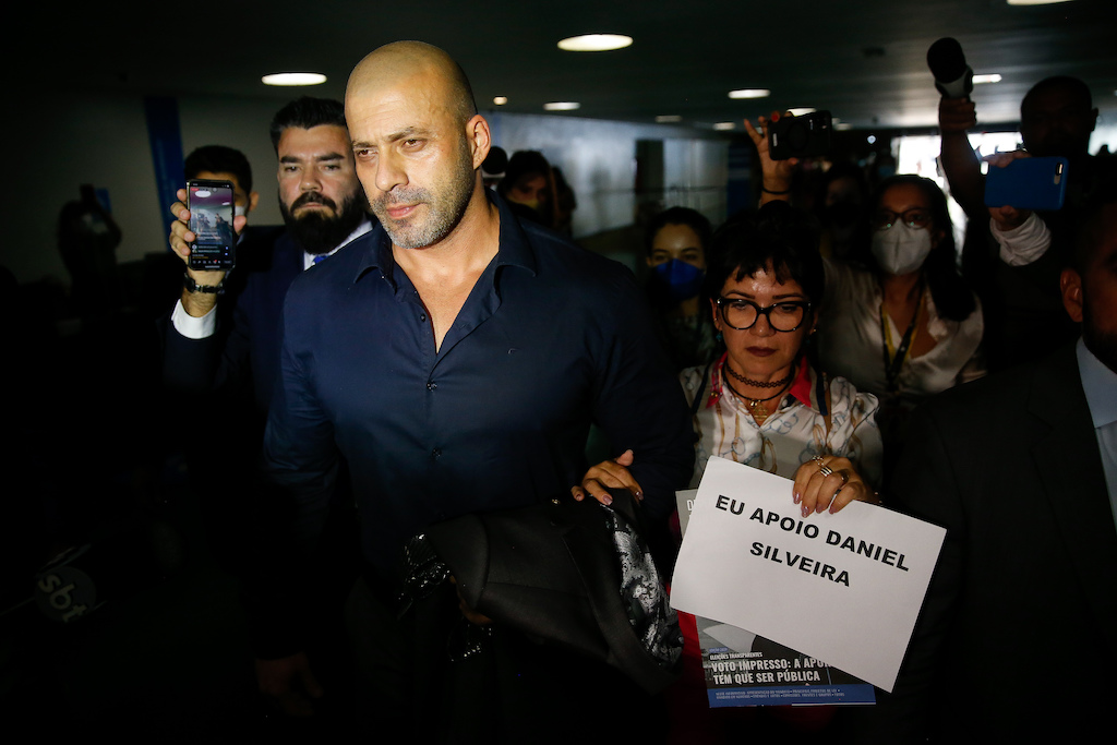 Lira resiste à pressão para defender Daniel Silveira