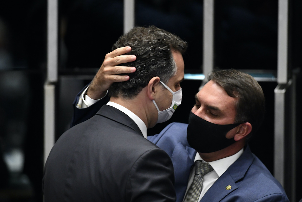 Sputnik: centrão, Flávio Bolsonaro e Planalto querem a vacina “a qualquer custo”