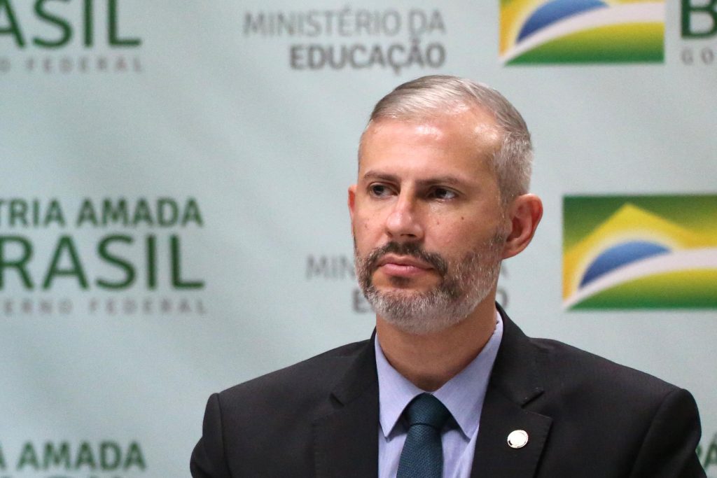 Bolsonaro oficializa Victor Godoy Veiga no Ministério da Educação