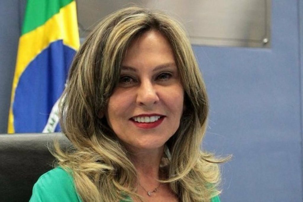 Lindôra faz jogo duro com Daniel Silveira