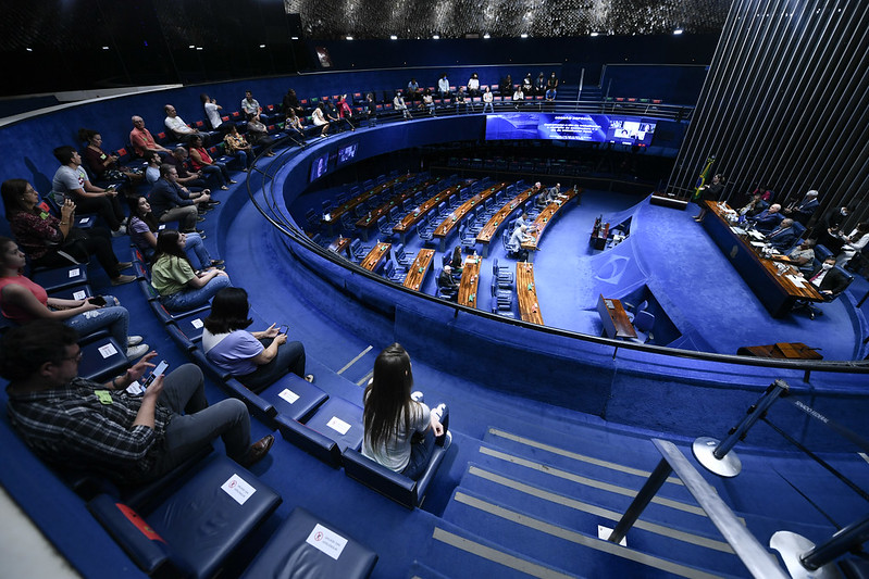 CCJ do Senado blinda advogados