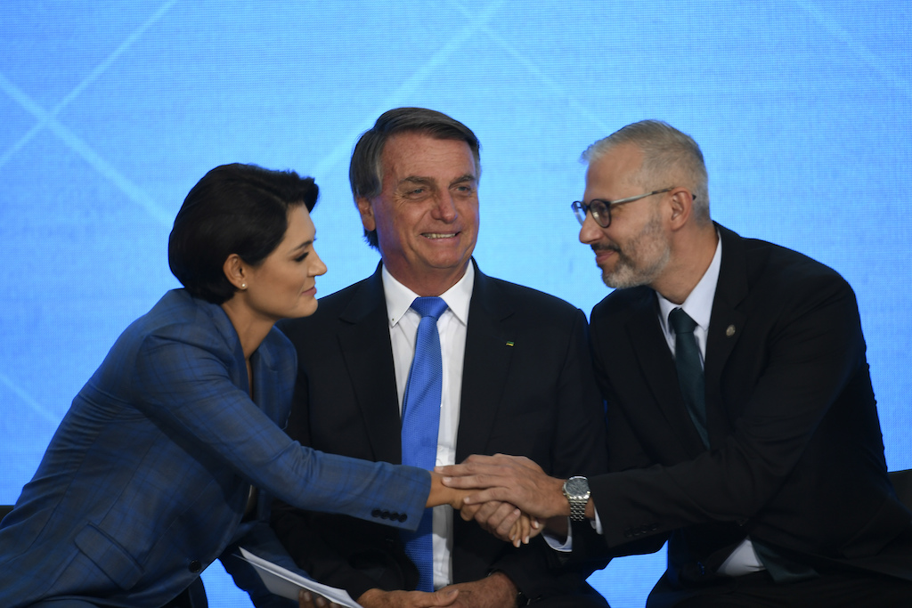 Bolsonaro tenta alinhar discurso com ministro da Educação sobre pastores
