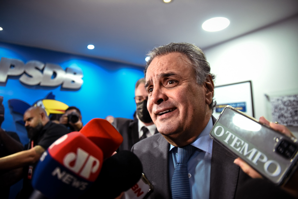 A trama de Aécio Neves
