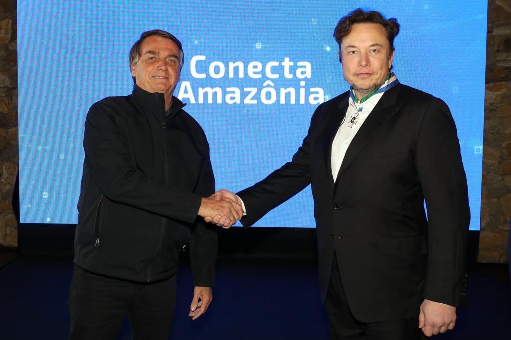 Bolsonaro faz propaganda grátis de empresa de Musk