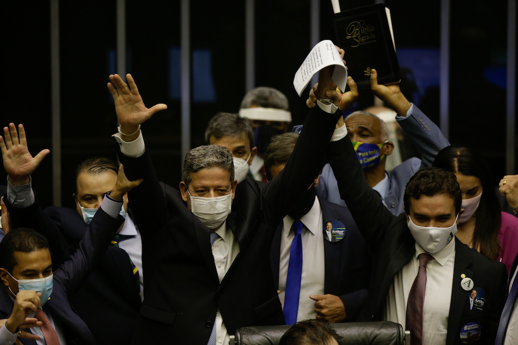 Afagos para União Brasil e MDB