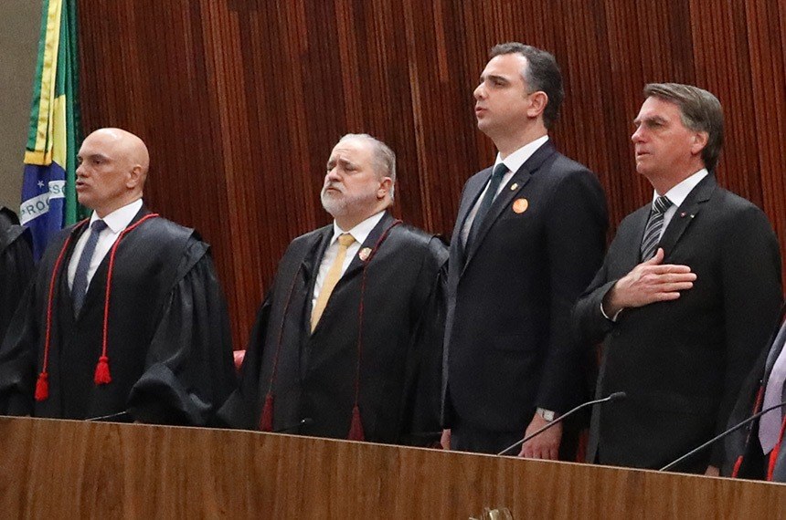 Moraes e Aras se ignoram