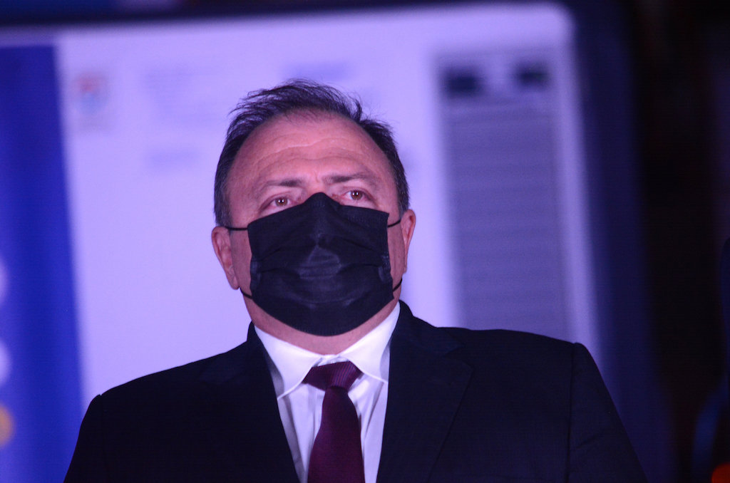 Cresce pressão política por lockdown nacional