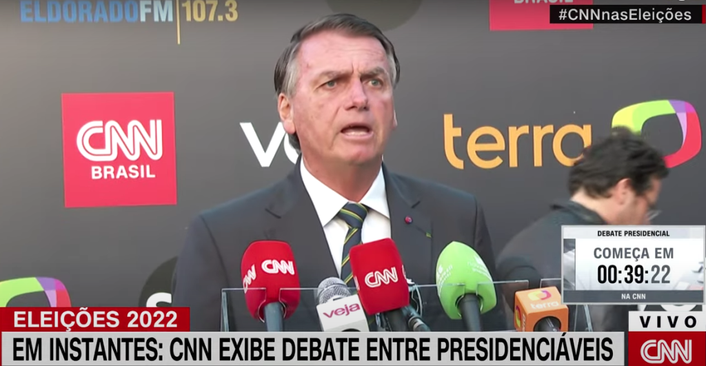 Bolsonaro chega no ataque