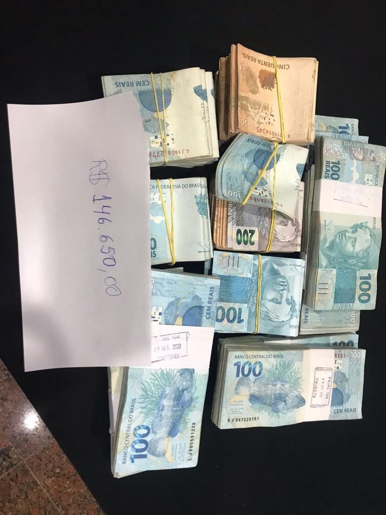 O dinheiro encontrado na mochila com Marcelo Victor e assessores