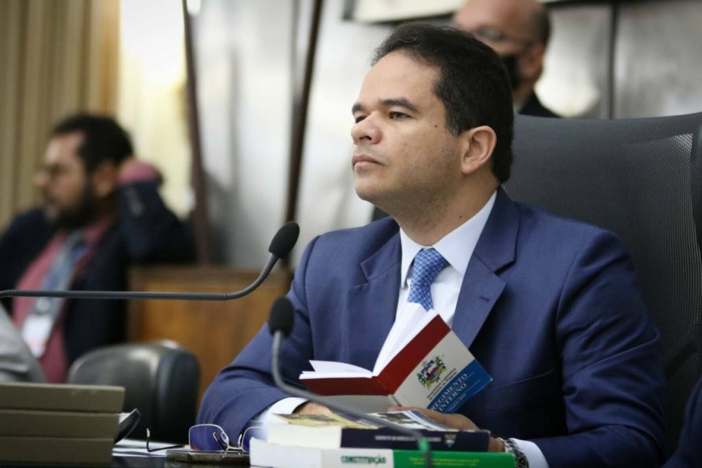 Dinheiro no saco de lixo