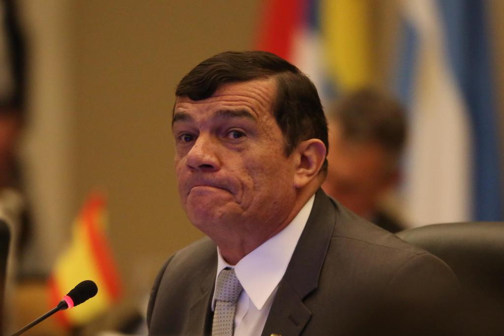 Por pressão dos generais