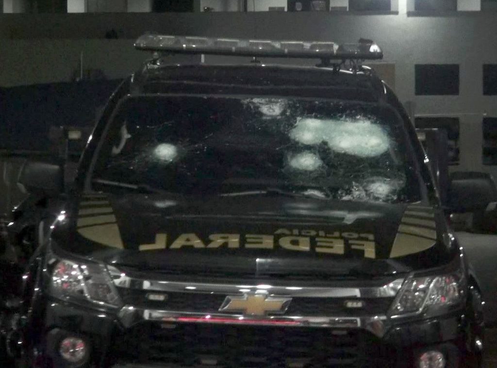 Viatura da PF alvejada pelos disparos de Roberto Jefferson.