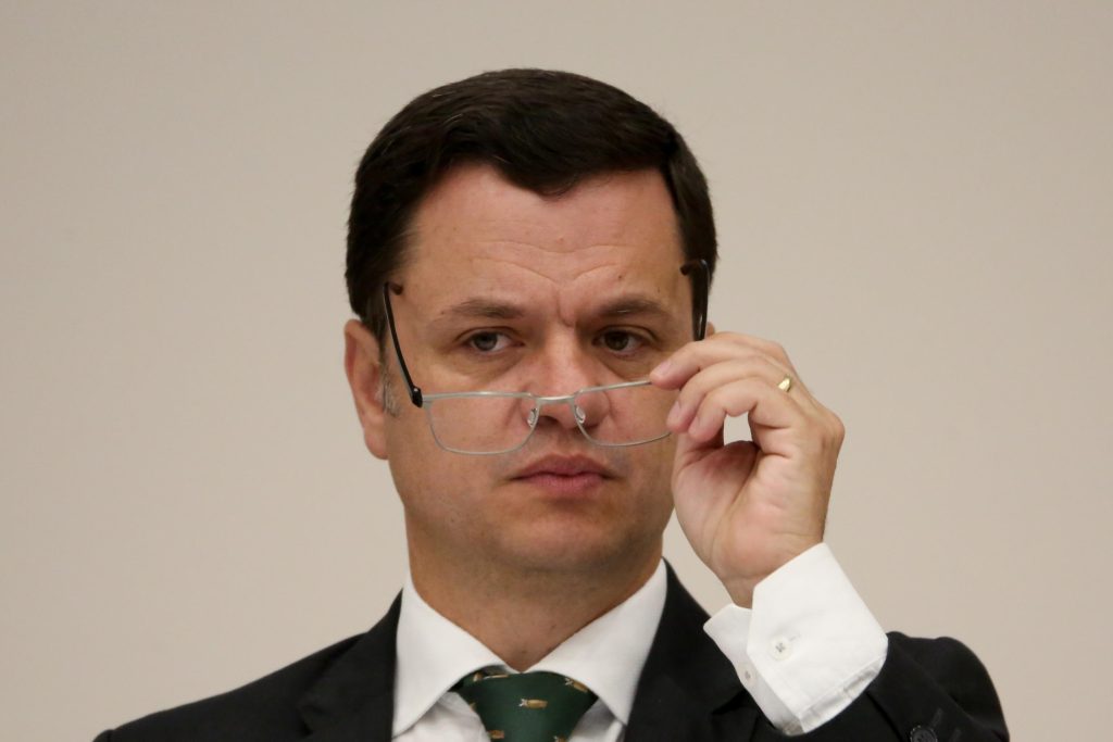 Apertando o ministro
