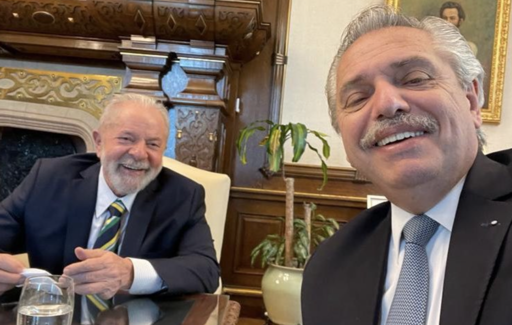 Fernández exalta “injustiças” vividas por Lula