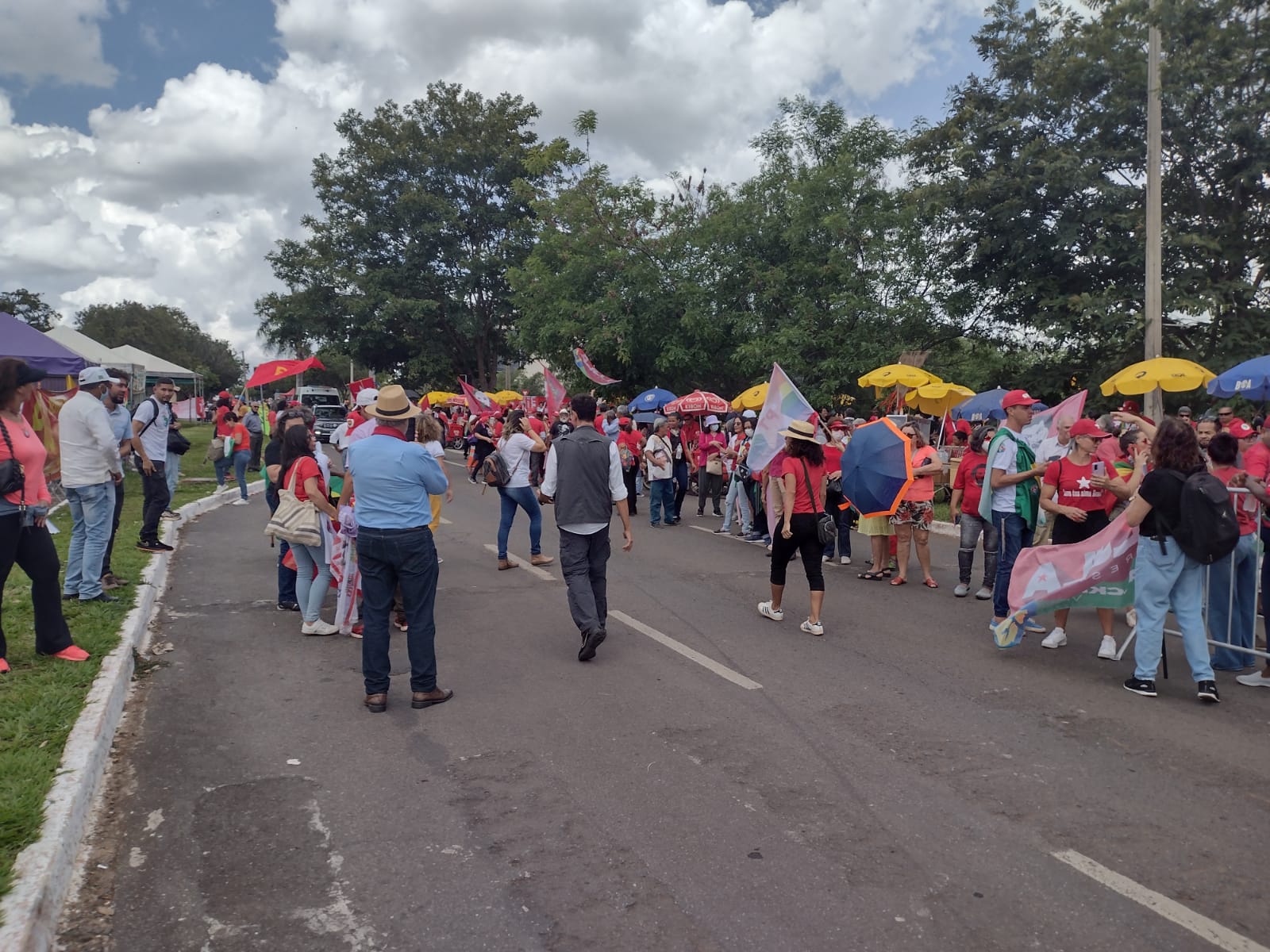 No lado de fora, militantes e membros de movimentos sociais comemoraram a diplomação de Lula