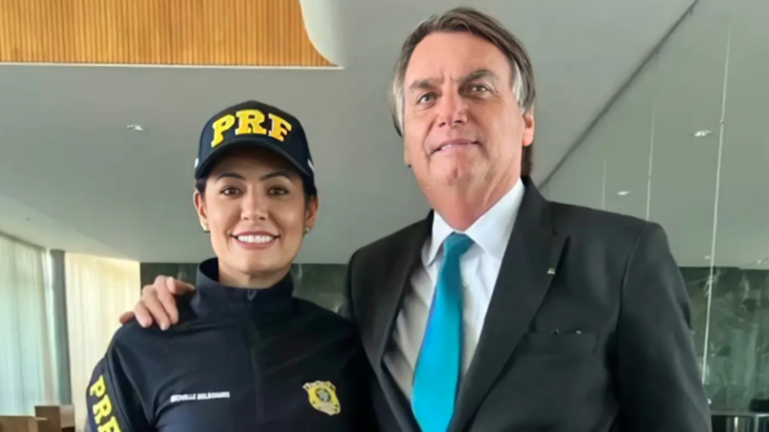 A primeira-dama Michelle Bolsonaro se vestiu de policial rodoviária para prestigiar a corporação