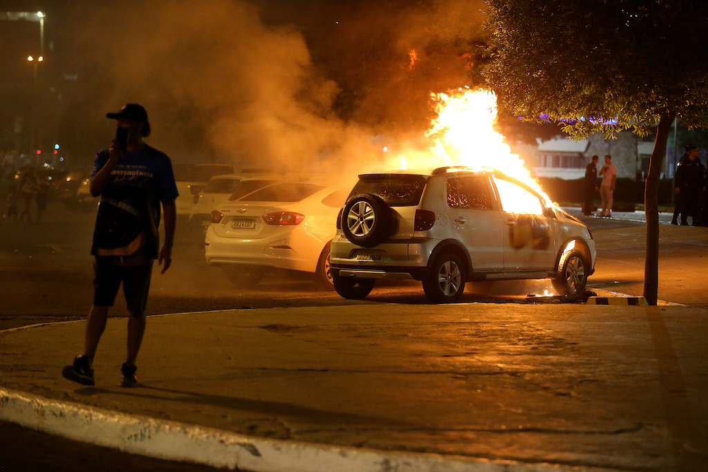 A oposição pela violência