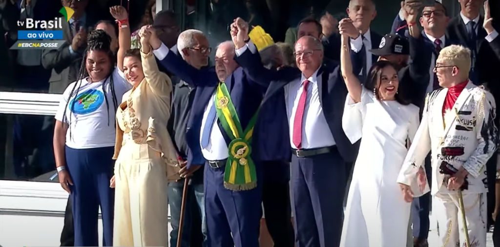 Lula veste a faixa