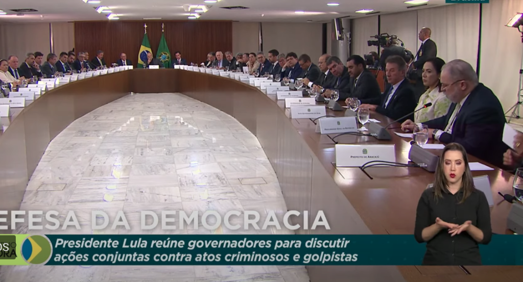 Aras lá no fundo