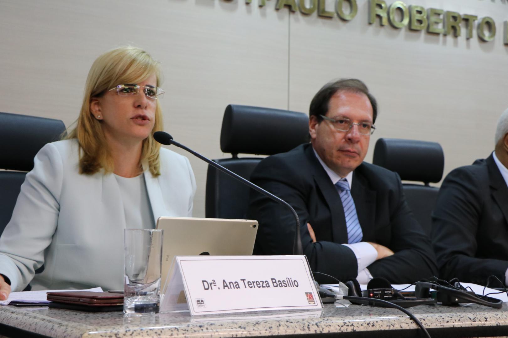 Ana Tereza Basílio e Luis Felipe Salomão durante palestra da escola de magistrados do RJ.