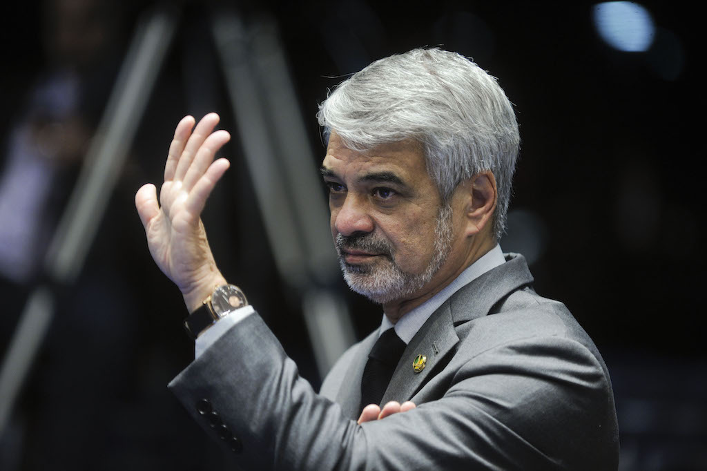 PT ganha uma no Senado