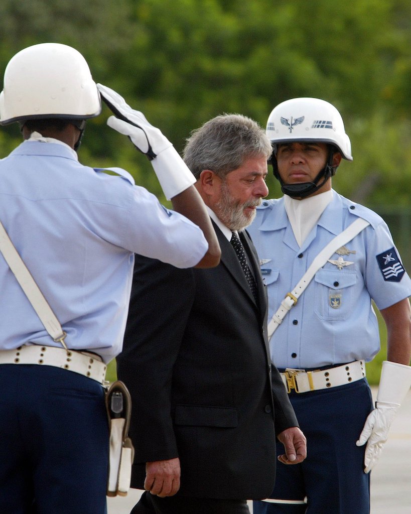 Lula quer retomar diálogo com militares
