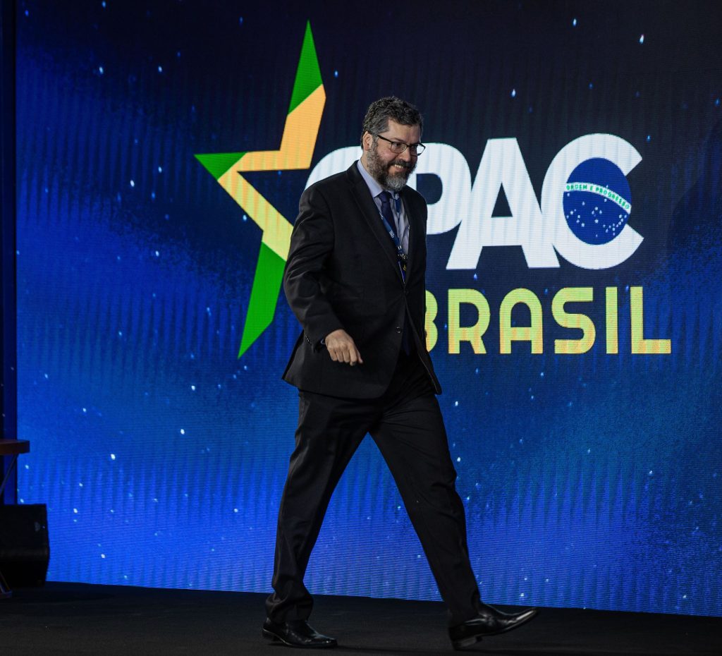 Eduardo Bolsonaro briga para manter Ernesto no Itamaraty